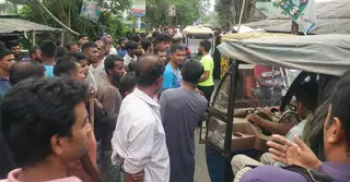 শ্রমিক দিবসে চার দফা দাবি আদায়ে পাওয়ারলুম শ্রমিকদের সড়ক অবরোধ